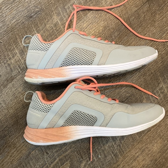 Vionic tennis shoe size 10 - Picture 7 of 8